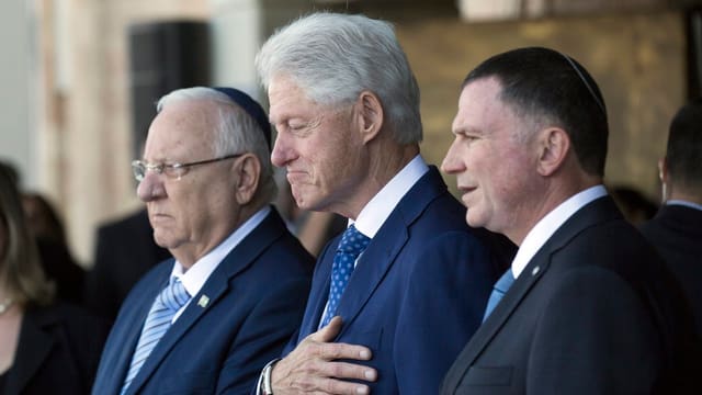 Bill Clinton pflegte zu Peres eine historische Beziehung. Bill Clinton pflegte zu Peres eine historische Beziehung.