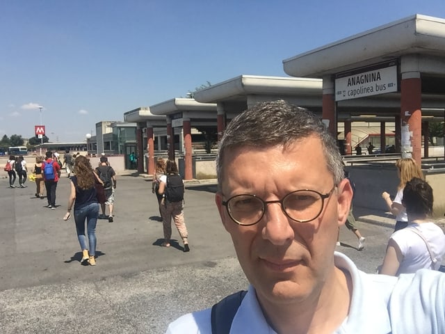 Franco Battel vor dem Bahnhof Anagnina Franco Battel vor dem Bahnhof Anagnina