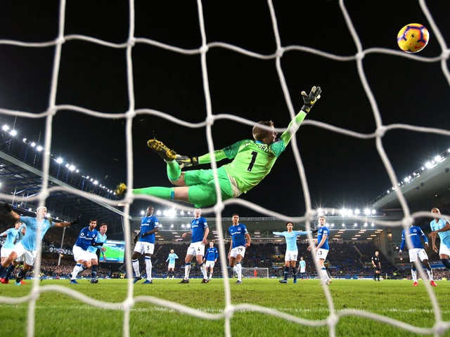 Everton-Goalie Jordan Pickford kann gegen Aymeric Laportes Kopfball nichts ausrichten. Everton-Goalie Jordan Pickford kann gegen Aymeric Laportes Kopfball nichts ausrichten.