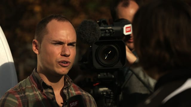 Jeff Baltermia bei einem Fernsehinterview mit Kamera. Jeff Baltermia bei einem Fernsehinterview mit Kamera.
