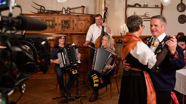 Akkordeonduett Esther und Edith mit Tanzpaar Akkordeonduett Esther und Edith mit Tanzpaar