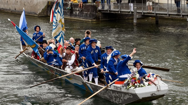 Ein Boot auf einem Fluss mit mittelalterlich gekleideten Personen