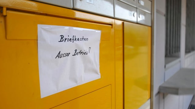 Briefkasten mit Zettel "Ausser Betrieb" Briefkasten mit Zettel "Ausser Betrieb"