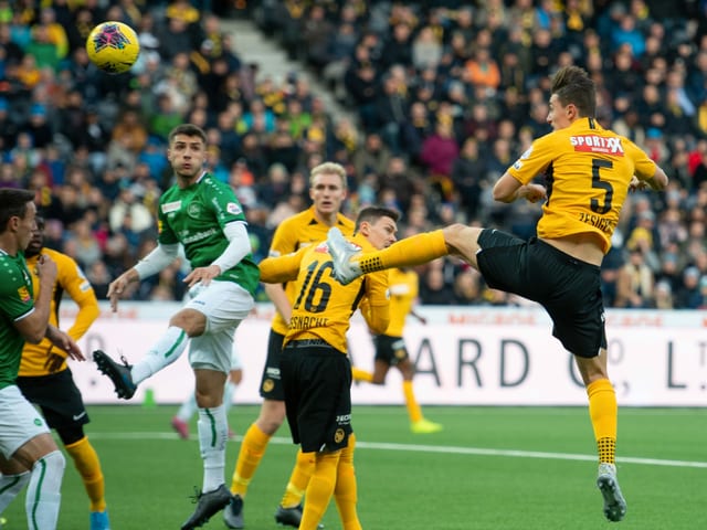 Das letzte Direktduell im November gewann YB zuhause mit 4:3: YBs Cedric Zesiger (rechts) erzielte zwei Tore. Das letzte Direktduell im November gewann YB zuhause mit 4:3: YBs Cedric Zesiger (rechts) erzielte zwei Tore.