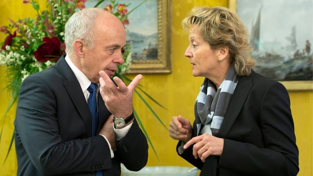Dicke Luft zwischen Nachfolger und Vorgängerin: Ueli Maurer und Eveline Widmer-Schlumpf. Dicke Luft zwischen Nachfolger und Vorgängerin: Ueli Maurer und Eveline Widmer-Schlumpf.