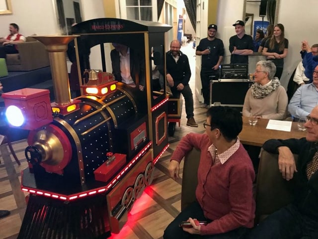 Eine kleine Lokomotive im alten Stil. Eine kleine Lokomotive im alten Stil.
