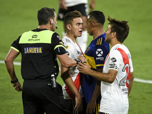 Im Superclasico zwischen den Boca Juniors und River Plate hatte der Schiedsrichter alle Hände voll zu tun – wie so oft, wenn sich die beiden populärsten argentinischen Klubs gegenüber stehen. Nach je einem Platzverweis auf beiden Seiten endete das Stadtderby 2:2.