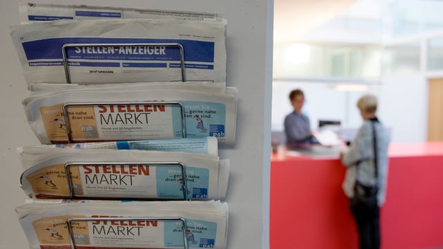 Stellen-Anzeiger in Zeitungshalter. Stellen-Anzeiger in Zeitungshalter.