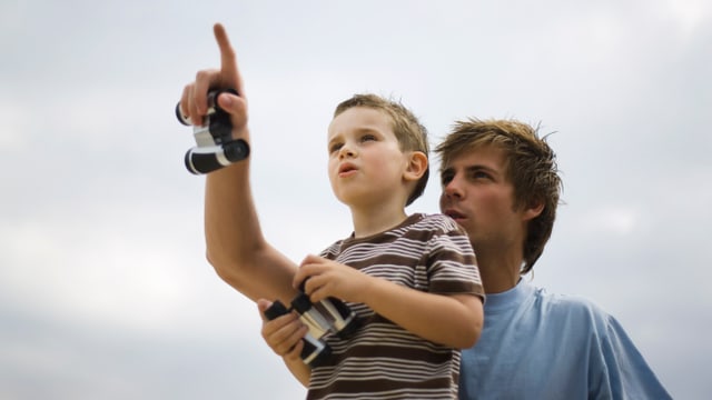 Vater und Sohn betrachten den Himmel. Vater und Sohn betrachten den Himmel.