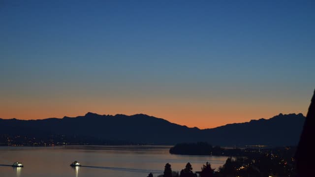 Blick auf den See in der Dämmerung. Blick auf den See in der Dämmerung.