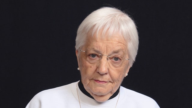 Ältere Dame mit kurzen weissen Haaren und einer Brille Ältere Dame mit kurzen weissen Haaren und einer Brille