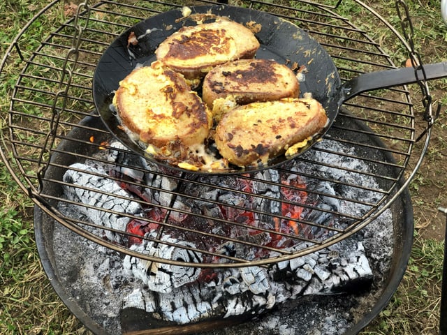 Auf dem Grill werden in ein einer Pfanne Fotzelschnitten gemacht. Auf dem Grill werden in ein einer Pfanne Fotzelschnitten gemacht.