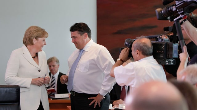Bundeskanzlerin Angela Merkel und SPD-Parteichef Sigmar Gabriel im Visier der Medien. Bundeskanzlerin Angela Merkel und SPD-Parteichef Sigmar Gabriel im Visier der Medien.
