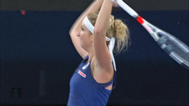 Timea Bacsinszky macht die Welle mit dem Publikum. Timea Bacsinszky macht die Welle mit dem Publikum.