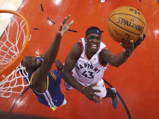 Der Kameruner Pascal Siakam (r.) hier gegen Draymond Green. Der Kameruner Pascal Siakam (r.) hier gegen Draymond Green.