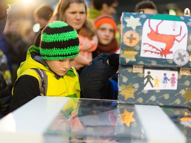 Die Schule Hirschthal kam nicht nur zum Singen, sie hat auch ihre Schatztruhe in den JRZ-Spendenschlitz geleert.