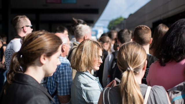 Viele Menschen am Bahnhof. Viele Menschen am Bahnhof.