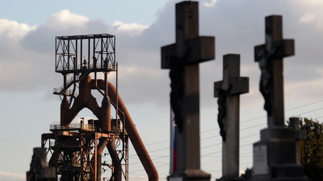 Blick auf einen Turm des 2013 geschlossenen Stahlwerks von ArcelorMittal in Hayange-Florange Blick auf einen Turm des 2013 geschlossenen Stahlwerks von ArcelorMittal in Hayange-Florange