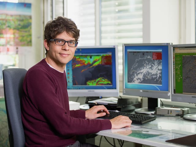 SRF-Meteorologe Ivo Sonderegger im Büro. SRF-Meteorologe Ivo Sonderegger im Büro.