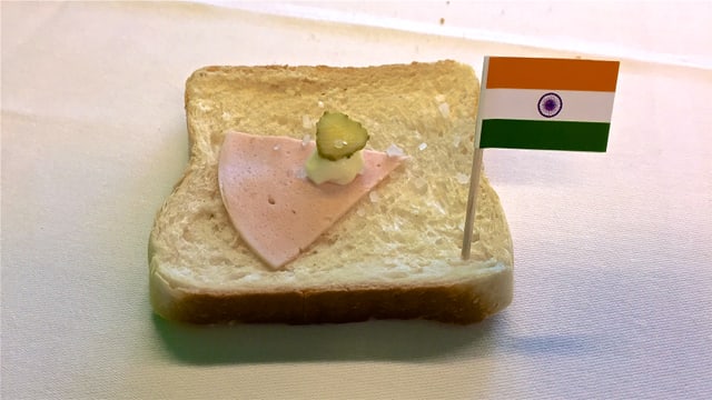 Eine Toastscheibe mit wenig Belag. Eine Toastscheibe mit wenig Belag.