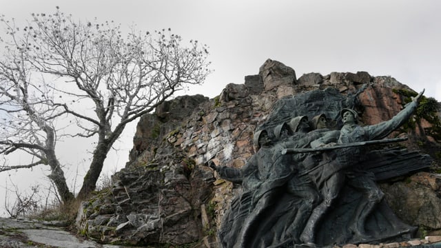 Vries an einem Felsen mit Soldaten. Vries an einem Felsen mit Soldaten.