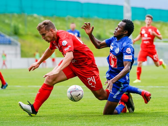 FCL-Stürmer Ibrahima Ndiaye im Zweikampf mit Cedric Gasser. FCL-Stürmer Ibrahima Ndiaye im Zweikampf mit Cedric Gasser.