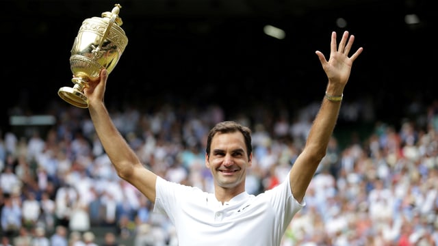 Roger Federer stemmt Pokal in die luft Roger Federer stemmt Pokal in die luft