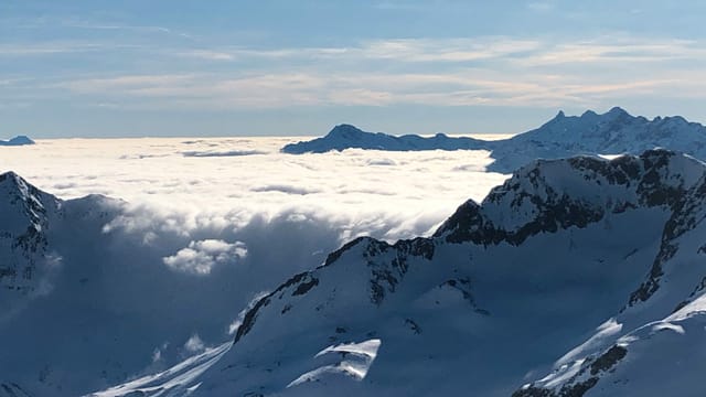 Blick vom Gemsstock auf ein hochnebelartiges Wolkenmeer im Süden. Blick vom Gemsstock auf ein hochnebelartiges Wolkenmeer im Süden.