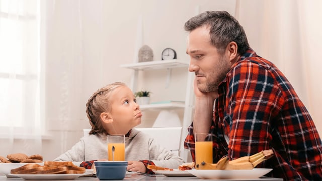 Sie steht ihrem Stiefvater zur Verfügung Sie steht ihrem Stiefvater zur Verfügung