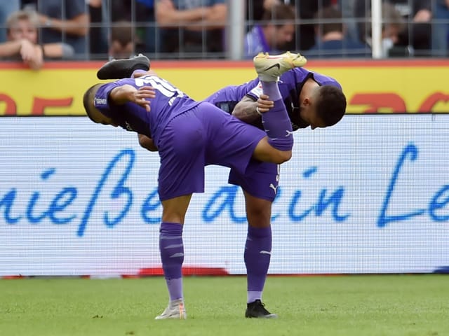 Marcos Alvarez und Anas Ouahim mit einem etwas speziellen Torjubel.