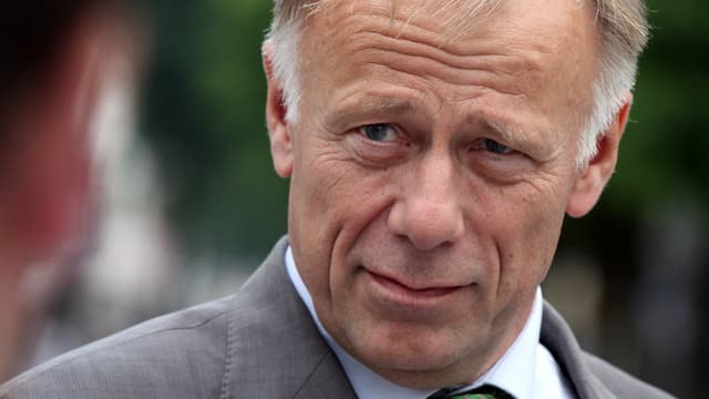 Das Gesicht Jürgen Trittins liegt in Falten, er schaut gequält sein Gegenüber an. Das Gesicht Jürgen Trittins liegt in Falten, er schaut gequält sein Gegenüber an.