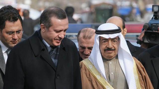 Der türkische Präsident Erdogan und der neue saudische König Salman bei einem Treffen in Bahrain. Der türkische Präsident Erdogan und der neue saudische König Salman bei einem Treffen in Bahrain.