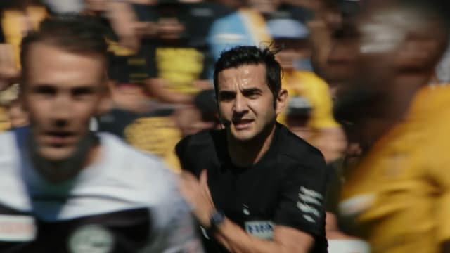 Super-League-Ref Fedayi San in Aktion. Super-League-Ref Fedayi San in Aktion.