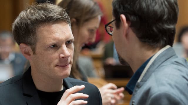 Zwei Männer sprechen miteinander Zwei Männer sprechen miteinander