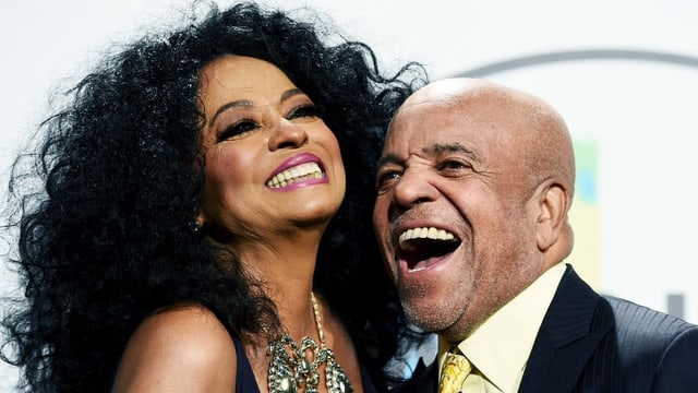 Diana Ross und Motown-Gründer Berry Gordy lachend. Diana Ross und Motown-Gründer Berry Gordy lachend.