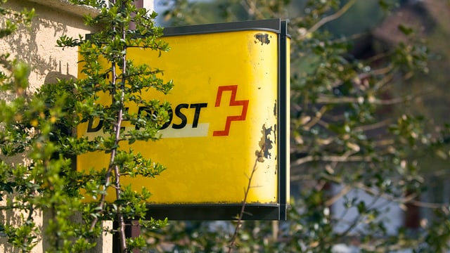 Anschrift einer Poststelle, mit einem Strauch verwachsen. Anschrift einer Poststelle, mit einem Strauch verwachsen.