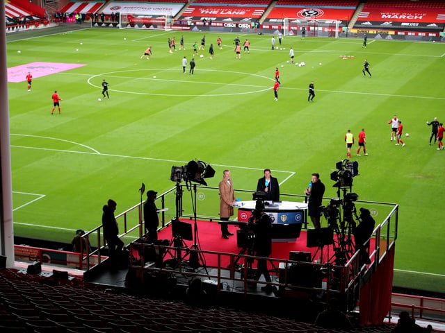 TV-Crew mit tollem Blick auf den Rasen im Stadion