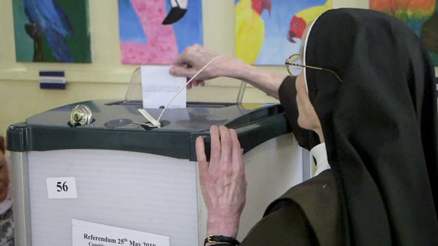 Eine Klosterfrau gibt ihre Stimme ab Eine Klosterfrau gibt ihre Stimme ab