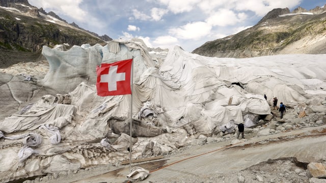 Eine weisse Schutzhülle über dem Rhonegletscher. Eine weisse Schutzhülle über dem Rhonegletscher.