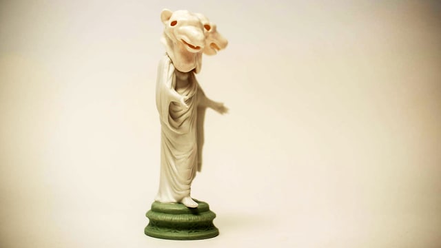Madonnen-Figur mit Pferdekopf. Madonnen-Figur mit Pferdekopf.