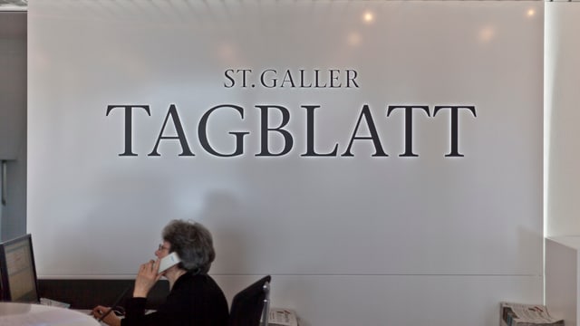 Eine Frau am Telefon vor dem Tagblatt-Banner. Eine Frau am Telefon vor dem Tagblatt-Banner.