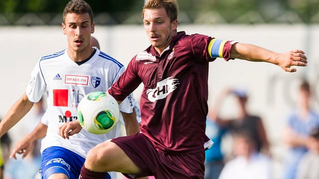 Wellington versucht einem Servette-Spieler den Ball zu entlocken. Wellington versucht einem Servette-Spieler den Ball zu entlocken.