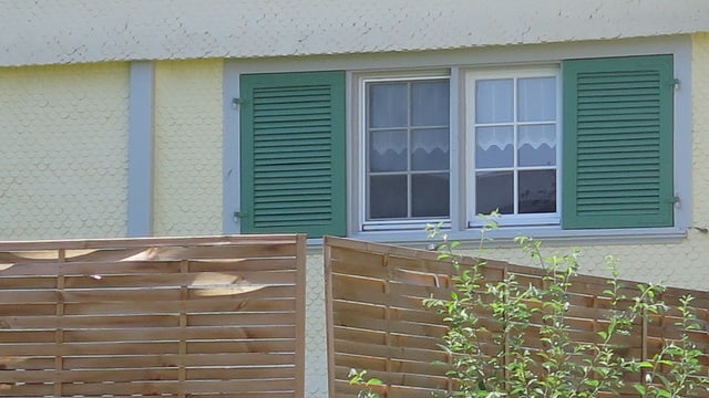 Das Fenster eines Einfamilienhauses. Das Fenster eines Einfamilienhauses.