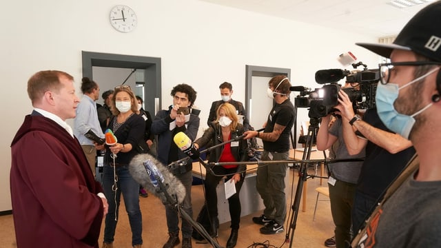 Journalisten interviewen den Staatsanwalt. Journalisten interviewen den Staatsanwalt.