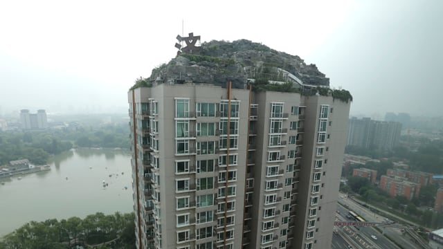 Ein Haus in Peking mit einem Berg auf dem Dach. Ein Haus in Peking mit einem Berg auf dem Dach.