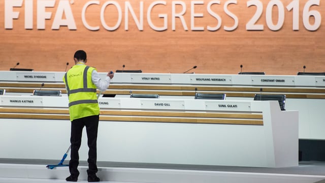Arbeiter reinigt den Boden Arbeiter reinigt den Boden