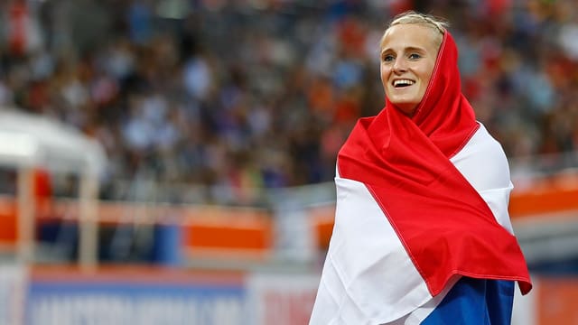 Anouk Vetter in eine niederländische Fahne gehüllt. Anouk Vetter in eine niederländische Fahne gehüllt.
