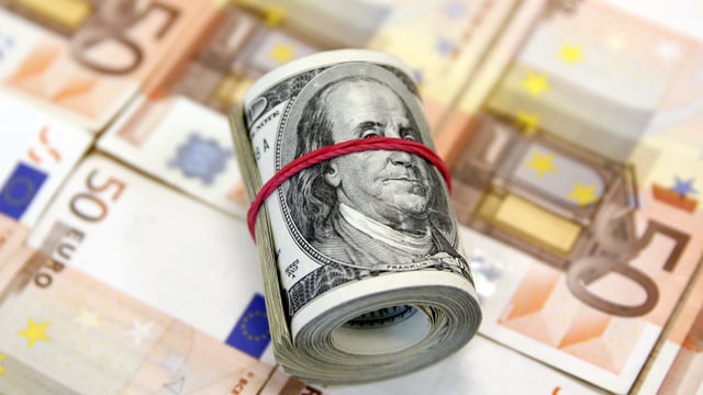 Euronoten und Dollarnoten. Euronoten und Dollarnoten.