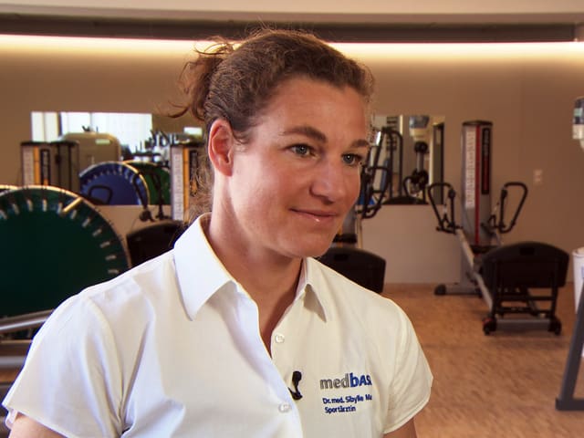 SPortärztin in einem Trainingsraum SPortärztin in einem Trainingsraum