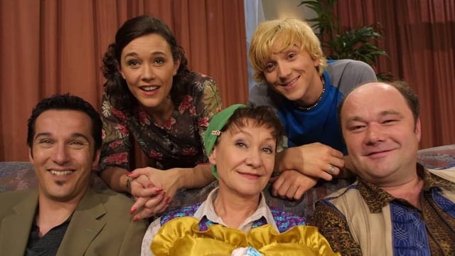 Eine Gruppe von Menschen sitzt auf dem Sofa Eine Gruppe von Menschen sitzt auf dem Sofa
